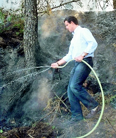 " EN LA FOTO VEMOS A FEIJÓO APAGANDO LOS INCENDIOS DEL AÑO 2006"