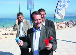 Caballero, junto a los ediles Santos y Rivas, ayer en la presentación de los ceniceros en Samil.  // J. Teixeira 