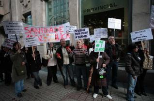 Los sindicatos protestaron ayer delante del Sergas contra la financiación mixta del hospital.  