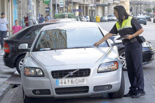 Una controladora de la XER denuncia a un vehículo por estacionar sin tique en 