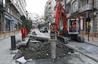 La máquina perforadora, en el tramo de Marques de Valladares donde se descubrió el hueco en el subsuelo.  // Ricardo Grobas