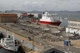 La retirada de escombros deja a la vista los silos de la antigua nave de cableros, en el muelle de trasatlánticos.  